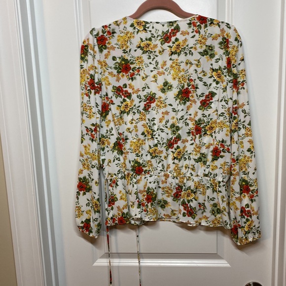2/$18 Nine Britton NWOT flowy floral v-neck top large - Picture 4 of 4